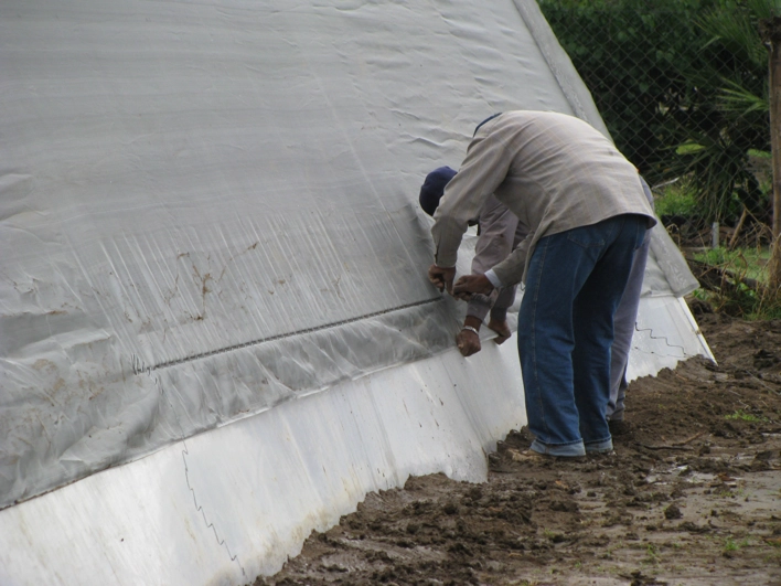 instalacion de mallas al invernadero con alambre zigzag zig zag