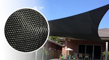 Patio cubierto por lienzo de malla sombra