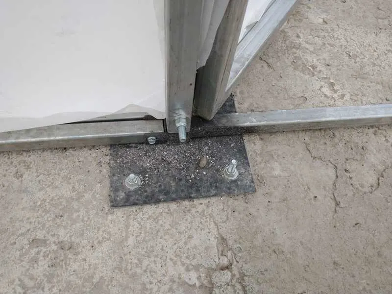 zapatilla para fijar el invernadero al piso