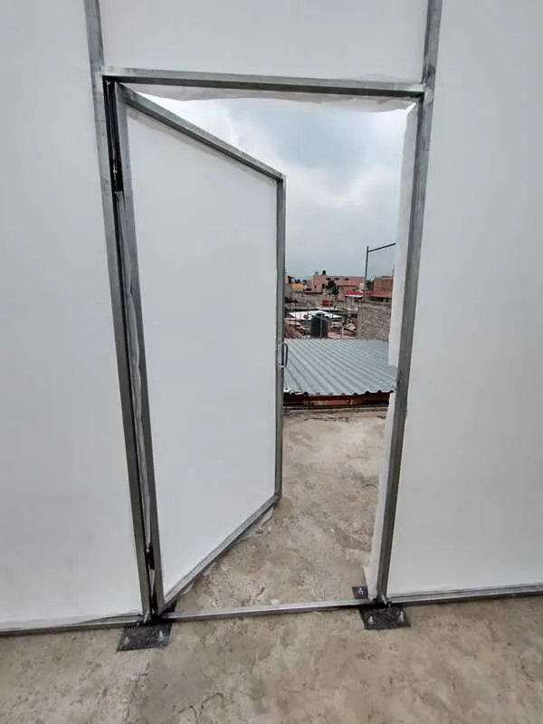puerta del invernadero de hidroponia
